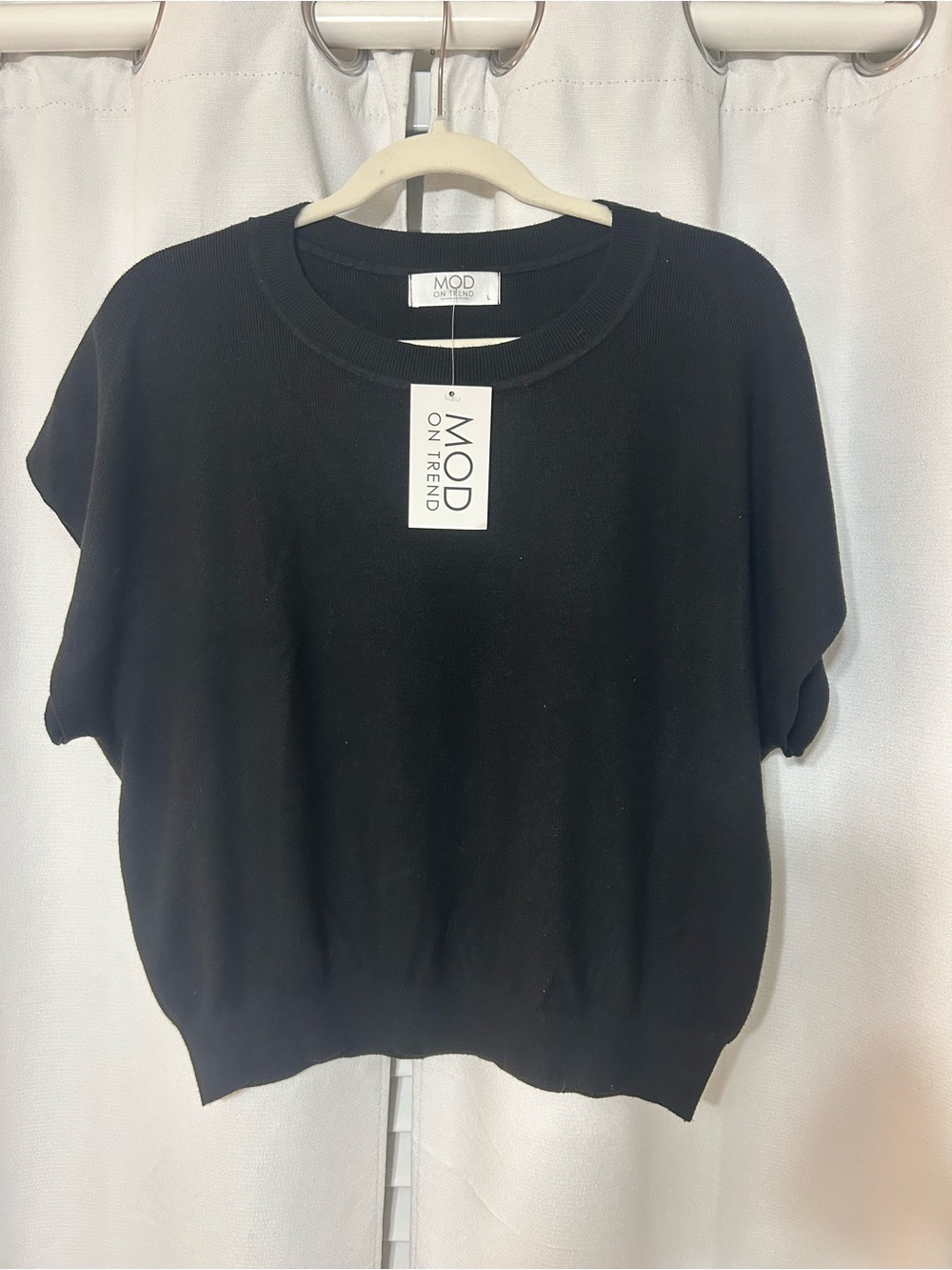 Mod on Trend (boutique) black short sleeve shirt